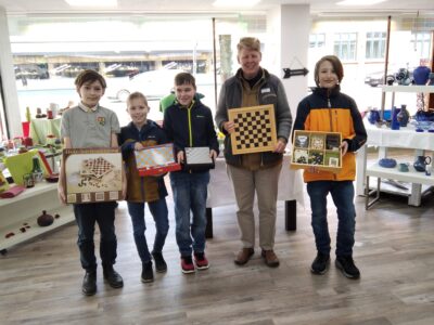 Kaufhaus FUNDUS schenkt ASS-Schülern Schachspiele