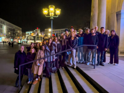 Klasse 9c der ASS erlebt mit Kreuzfahrtkapriolen in Staatsoper keinen Schiffbruch