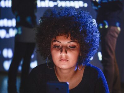 Wilde Bühne Bremen an der ASS: Interaktives Theater zu Grenzerfahrungen und digitalem Alltag